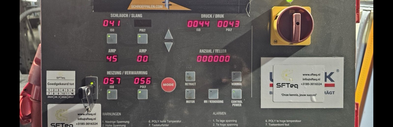 Bedieningspaneel van de Soiltek-injectie-unit met druk- en debietwaarden
