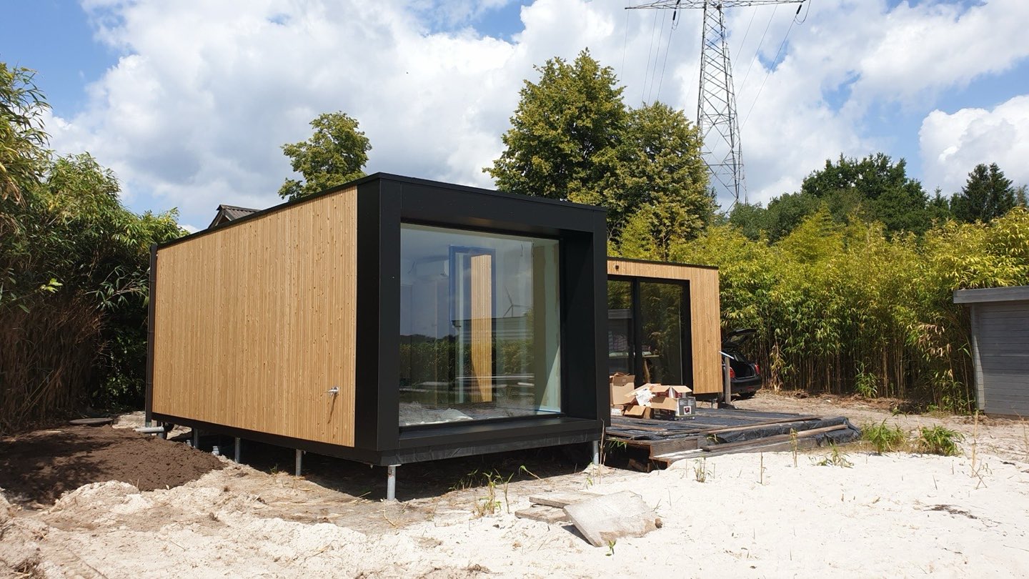 Modulaire unit met grote glaspartij op schroefpalen