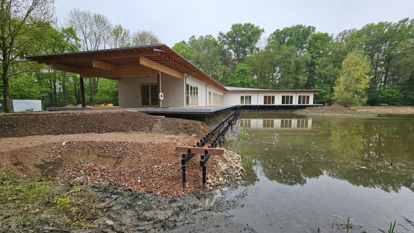 Ontvangstgebouw van Nieuwenhoven aan en boven de vijver