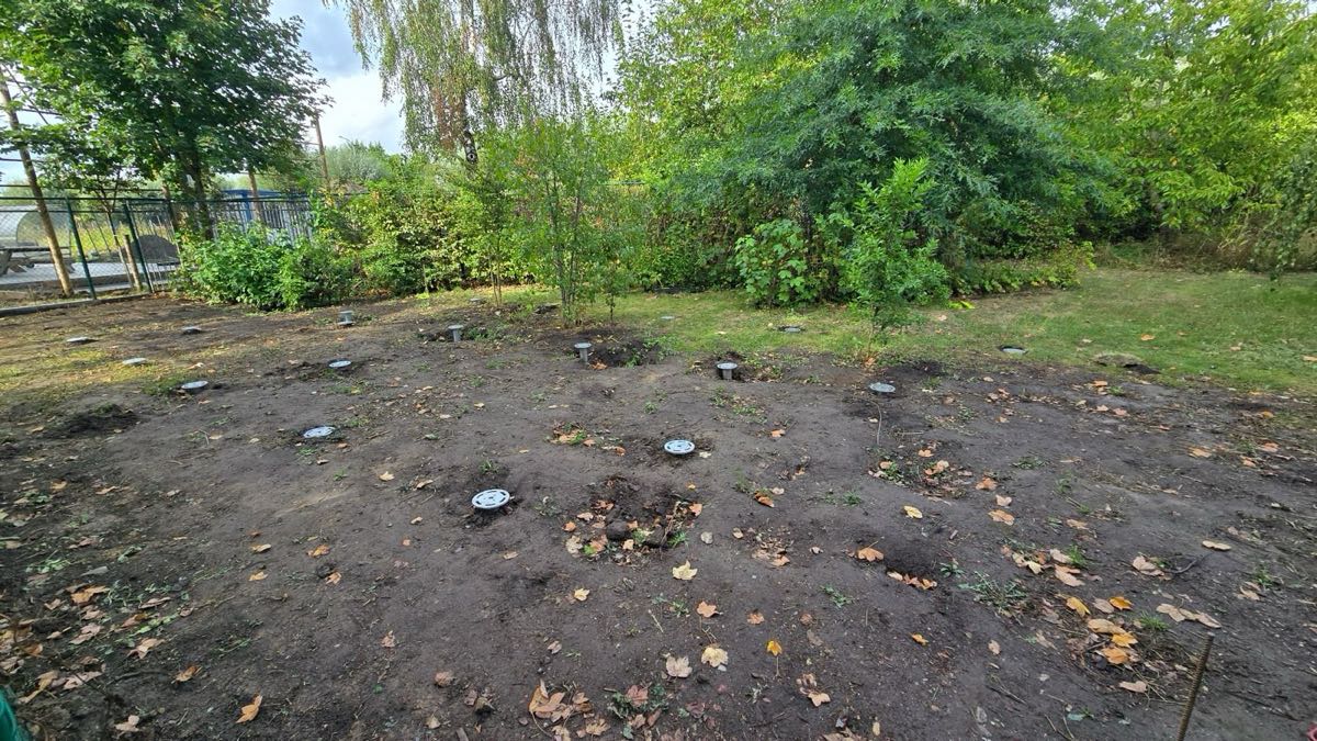 Raster van paalkoppen op schroefpalen in een tuin