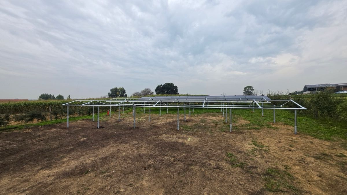 Draagstructuur voor zonnepanelen op grondschroeven in een weide